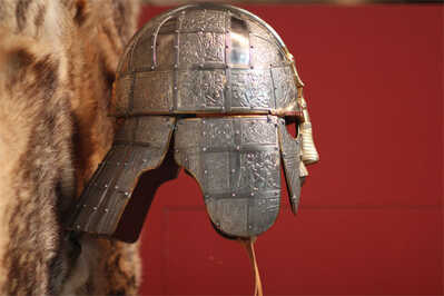 shlem iz Sutton Hoo sboky