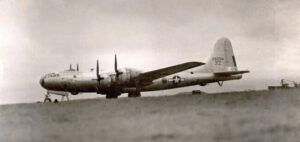 "Первенец-нежданчик" , Boeing В-29 «Superfortress» «Ramp Tramp», б/н 42-6256. У машины японскими зенитчиками был выбит один двигатель.