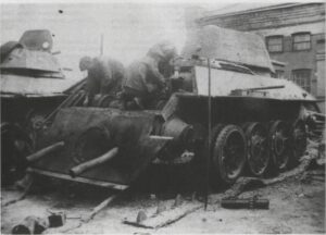Демонтаж агрегатов трансмиссии танка Т-34. Саратов, завод № 180, 1943 год (РГАЭ).