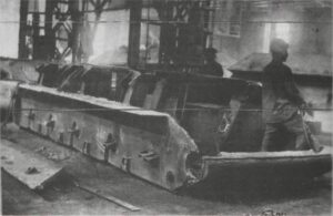 Разборка корпуса танка Т-34 в цеху завода № 180. 1943 год (РГАЭ).